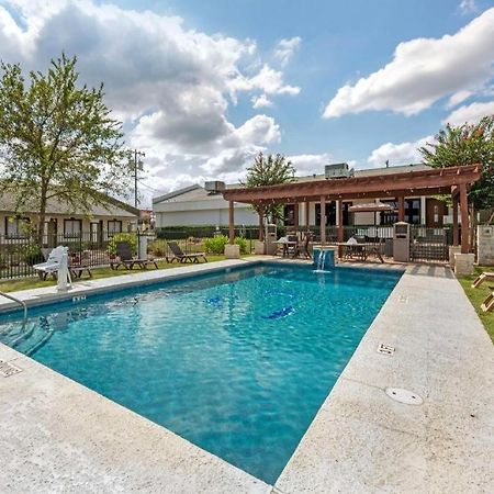 Best Western Post Oak Inn Burnet Buitenkant foto